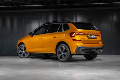 Skoda Kamiq 1.0 TSI Monte Carlo — SUV compact orange métallisé, faible kilométrage — côté