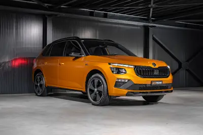 Skoda Kamiq 1.0 TSI Monte Carlo — SUV compact orange métallisé, faible kilométrage — tableau de bord