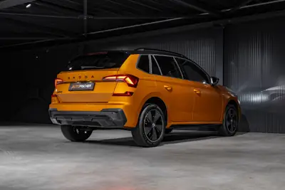 Skoda Kamiq 1.0 TSI Monte Carlo — SUV compact orange métallisé, faible kilométrage — Miniature 7