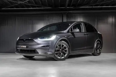 Tesla Model X 100kWh Palladium — SUV électrique 7 places, 686 ch et autonomie record — vue extérieure