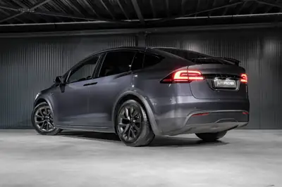 Tesla Model X 100kWh Palladium — SUV électrique 7 places, 686 ch et autonomie record — côté