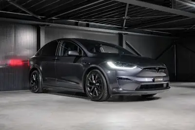 Tesla Model X 100kWh Palladium — SUV électrique 7 places, 686 ch et autonomie record — tableau de bord