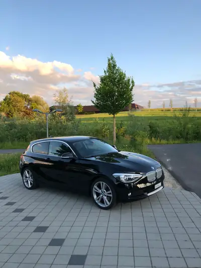 BMW 125i — Coupé sportif 3-portes, 218 ch et double équipement de roues — vista posteriore