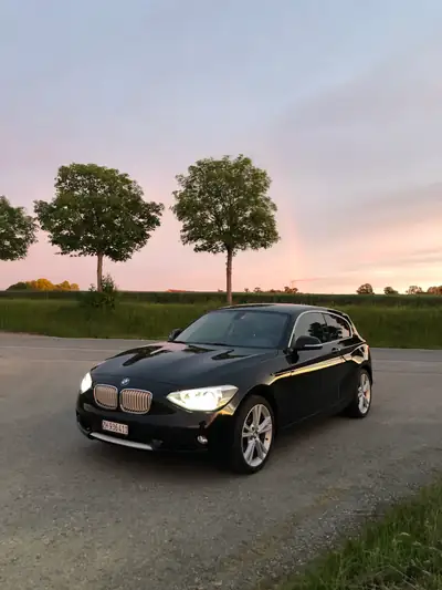 BMW 125i — Coupé sportif 3-portes, 218 ch et double équipement de roues — cruscotto