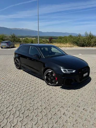 Audi RS3 Sportback — 400 ch, performance brute et élégance noire métallisée — vista esterna