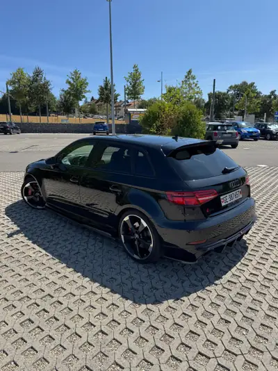 Audi RS3 Sportback — 400 ch, performance brute et élégance noire métallisée — fianco