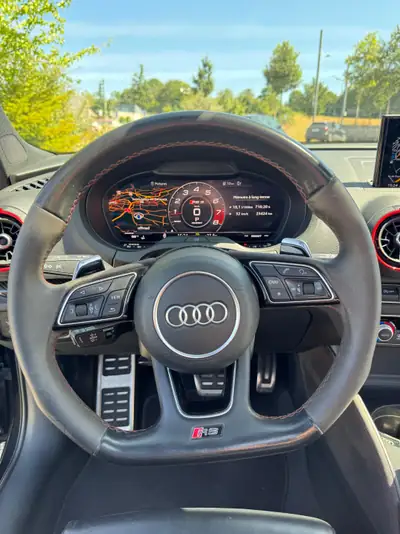 Audi RS3 Sportback — 400 ch, performance brute et élégance noire métallisée — vista posteriore