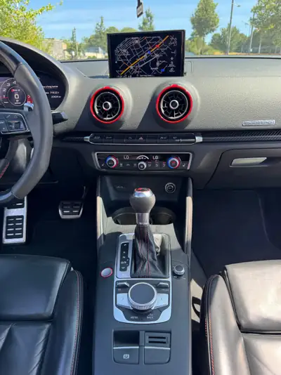 Audi RS3 Sportback — 400 ch, performance brute et élégance noire métallisée — cruscotto