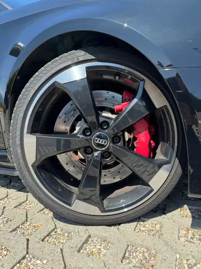 Audi RS3 Sportback — 400 ch, performance brute et élégance noire métallisée — dettaglio
