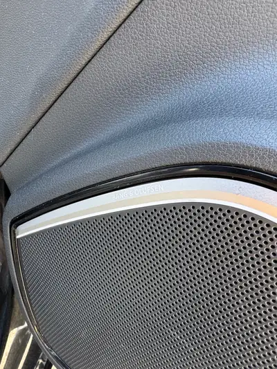 Audi RS3 Sportback — 400 ch, performance brute et élégance noire métallisée — Miniatura 12