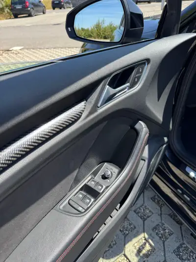 Audi RS3 Sportback — 400 ch, performance brute et élégance noire métallisée — Miniatura 15