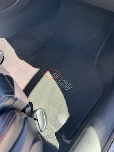 Audi RS3 Sportback — 400 ch, performance brute et élégance noire métallisée — Miniatura 17