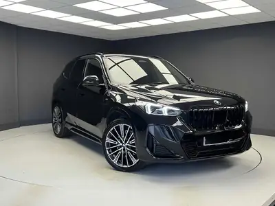 BMW X1 sDrive18i M Sport 2023 — Compact dynamique, 27'000 km, Full Options — fianco