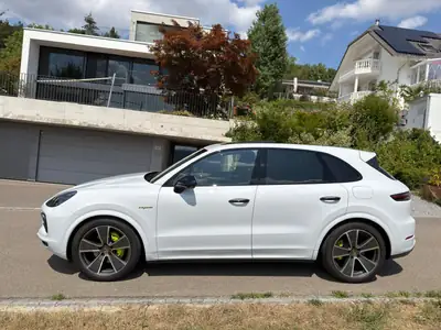 Porsche Cayenne 3.0 V6 E-Hybrid — SUV premium hybride rechargeable, 145 900 km — side view