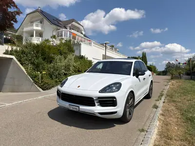 Porsche Cayenne 3.0 V6 E-Hybrid — SUV premium hybride rechargeable, 145 900 km — exterior view
