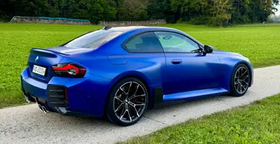 BMW M2 2024 — Coupé haute performance, 687 ch et moins de 10'000 km — côté