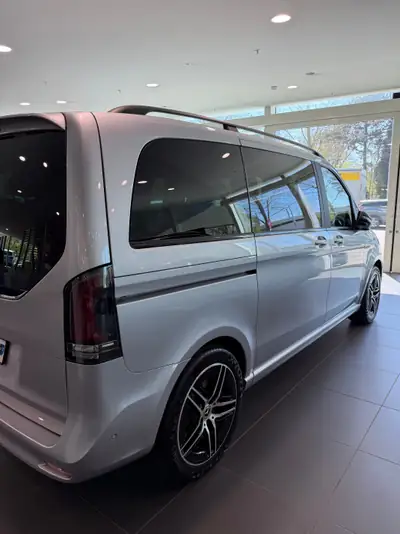 Mercedes-Benz V 300 AMG Avantgarde — Monospace premium diesel, 7500 km seulement — vue extérieure