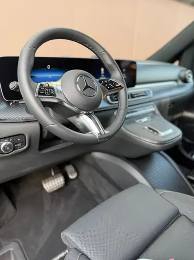 Mercedes-Benz V 300 AMG Avantgarde — Monospace premium diesel, 7500 km seulement — détail