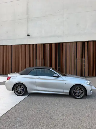 BMW M235i xDrive Cabriolet — Sportivité 326 ch et élégance décapotable — Außenansicht