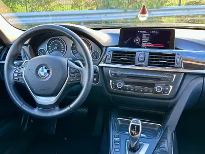 BMW 320i xDrive Touring — Familiale Premium All-Wheel Drive, 140 000 km, Historique complet — Thumbnail 12