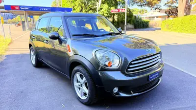 MINI Countryman Cooper FWD — Compacité urbaine et polyvalence sans compromis — côté
