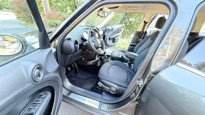 MINI Countryman Cooper FWD — Compacité urbaine et polyvalence sans compromis — Miniature 10