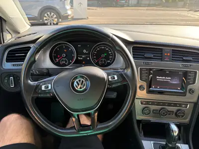 VW Golf 2.0 TDI Comfortline DSG — Berline fiable, 160'000 km, consommation écologique — tableau de bord