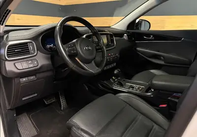 Kia Sorento 2.2 CRDi Style 7 places — SUV spacieux, diesel robuste, 195'000 km — interior
