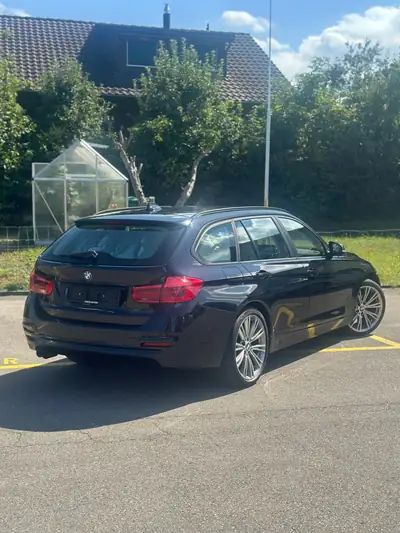 BMW 320i xDrive Luxury Line — Break élégant, transmission intégrale, entretien maîtrisé — rear view