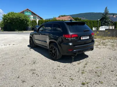 Jeep Grand Cherokee 6.4 V8 HEMI SRT8 — Muscle SUV américain, 468 ch de pure puissance — Heckansicht