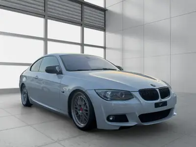 BMW 325i xDrive Coupé — Sportivité et élégance, entretien impeccable — arrière