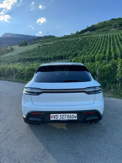 Porsche Macan 2.0 — SUV sportif 265 ch, révision complète et pneus neufs — côté