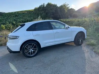 Porsche Macan 2.0 — SUV sportif 265 ch, révision complète et pneus neufs — tableau de bord