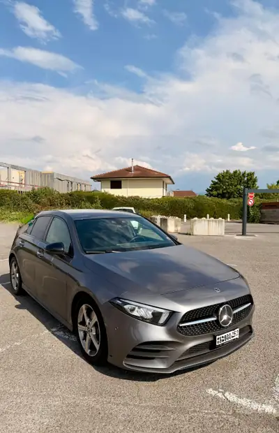 Mercedes-Benz Classe A 200 AMG Line — Berline compacte dynamique, 69 800 km — fianco