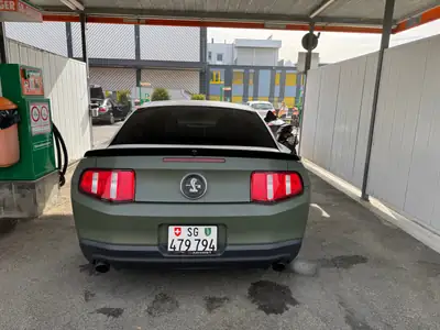 Ford Mustang 2010 — Coupé sportif légendaire, moteur V8 282 ch — vista posteriore