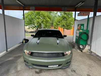 Ford Mustang 2010 — Coupé sportif légendaire, moteur V8 282 ch — vista esterna