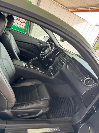 Ford Mustang 2010 — Coupé sportif légendaire, moteur V8 282 ch — cruscotto