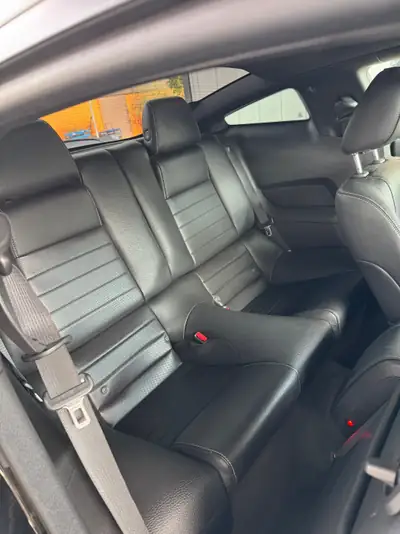 Ford Mustang 2010 — Coupé sportif légendaire, moteur V8 282 ch — dettaglio
