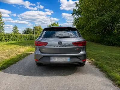 SEAT Leon 2.0 TSI 300 Cupra 4Drive — Berline dynamique, 4x4 intégral et faible kilométrage — vue extérieure