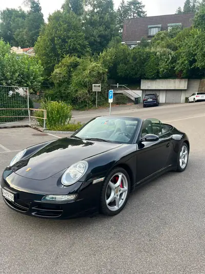 Porsche 911 Carrera 4S 3.8 Cabriolet — Sportive mythique, hard-top neuf, 104 000 km — rear view