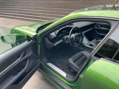 Porsche Taycan Turbo 2020 — Électrique haute performance, 45 000 km — intérieur
