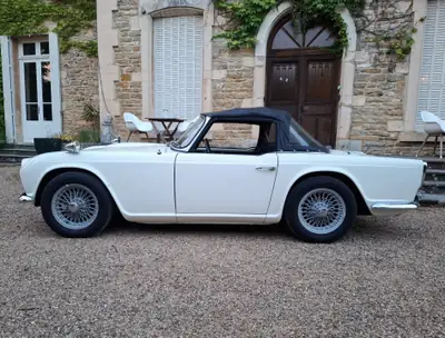 Triumph TR4 Overdrive 1964 — Cabriolet classique anglais, patine authentique et mécanique d'époque — fianco