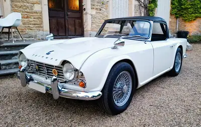 Triumph TR4 Overdrive 1964 — Cabriolet classique anglais, patine authentique et mécanique d'époque — vista esterna