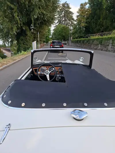 Triumph TR4 Overdrive 1964 — Cabriolet classique anglais, patine authentique et mécanique d'époque — dettaglio