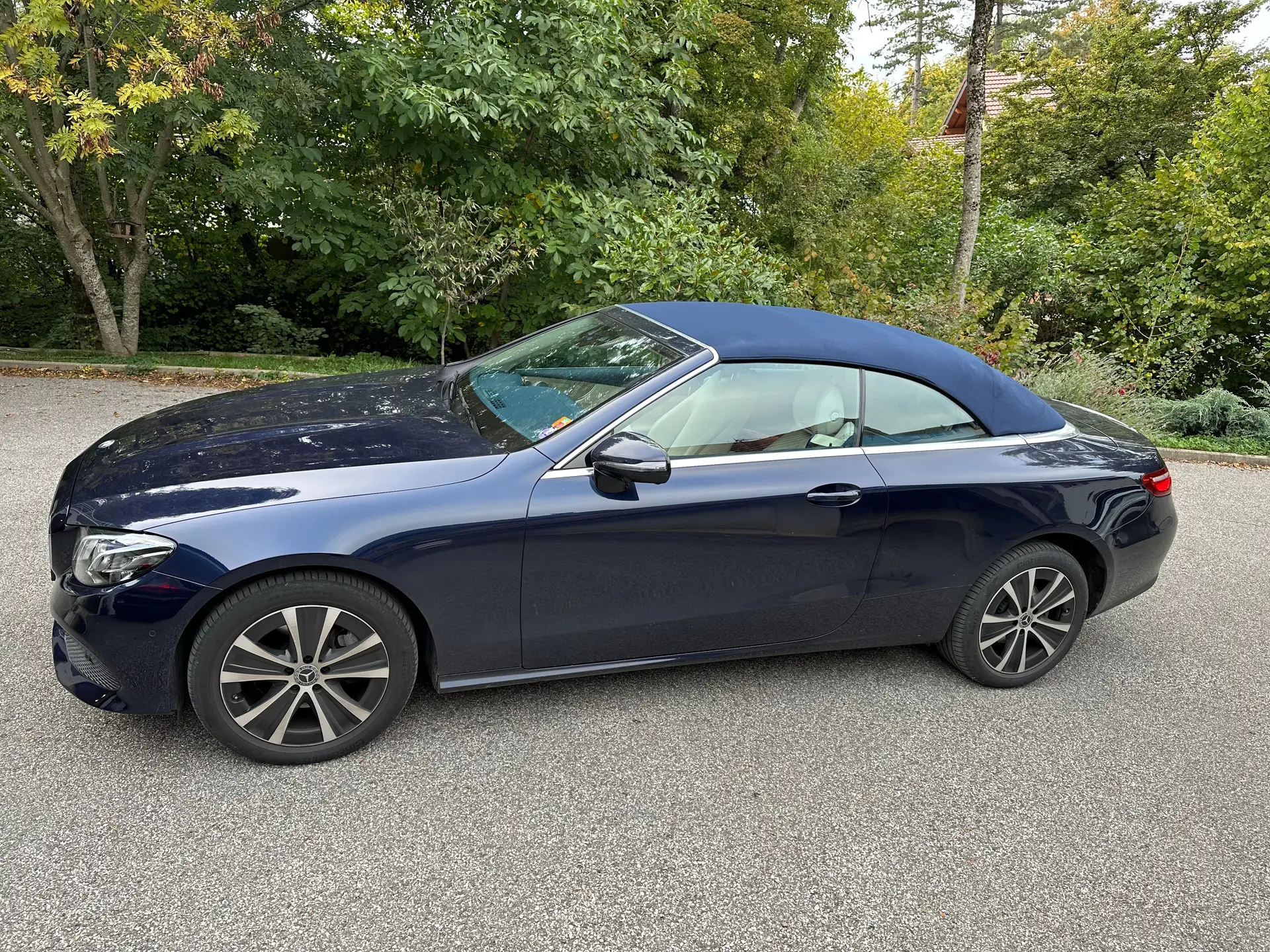 Mercedes-Benz E 200 Cabriolet 4Matic — Décapotable hybride légère, 44 000 km seulement — vista esterna