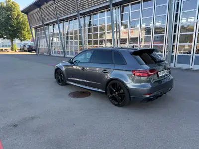 Audi RS3 2.5 TFSI Quattro — Berline haute performance, 129 000 km, ciel étoilé — vista posteriore