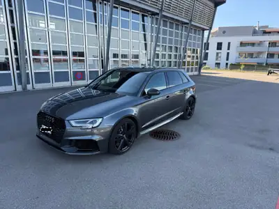 Audi RS3 2.5 TFSI Quattro — Berline haute performance, 129 000 km, ciel étoilé — fianco