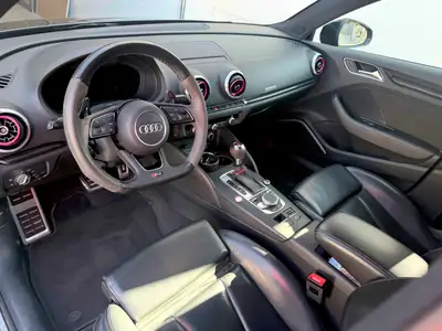 Audi RS3 2.5 TFSI Quattro — Berline haute performance, 129 000 km, ciel étoilé — cruscotto