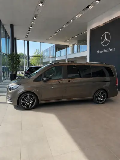 Mercedes-Benz V 250 d BlueTec — Monospace familial premium 4WD, équipement AMG complet — vue extérieure