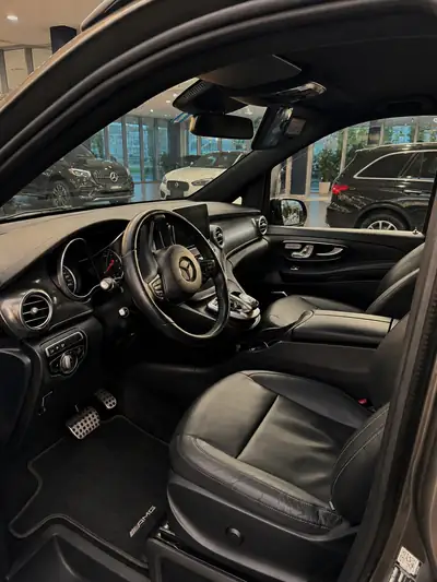 Mercedes-Benz V 250 d BlueTec — Monospace familial premium 4WD, équipement AMG complet — tableau de bord